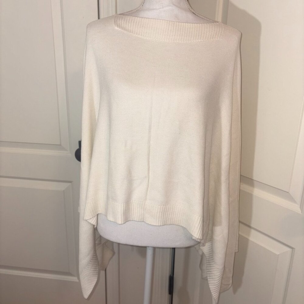 lululemon athletica Cream Off-White Lightweight forward flow poncho
